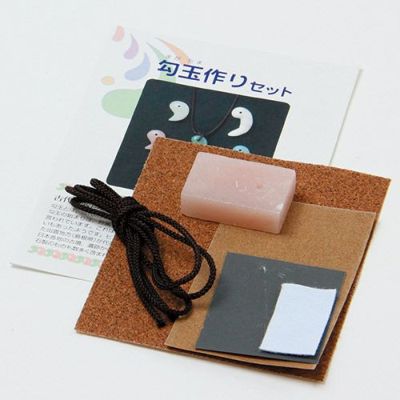 穴あき済勾玉作りセット 淡いピンク